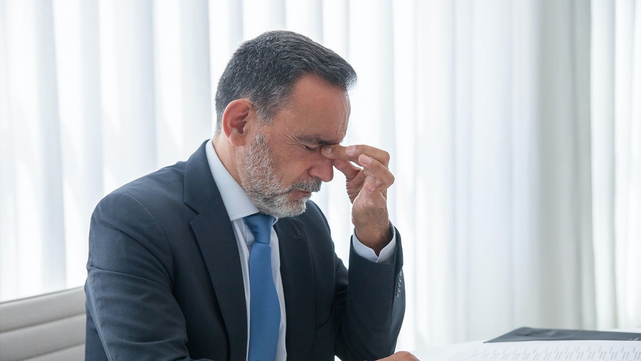Un homme ayant la migraine