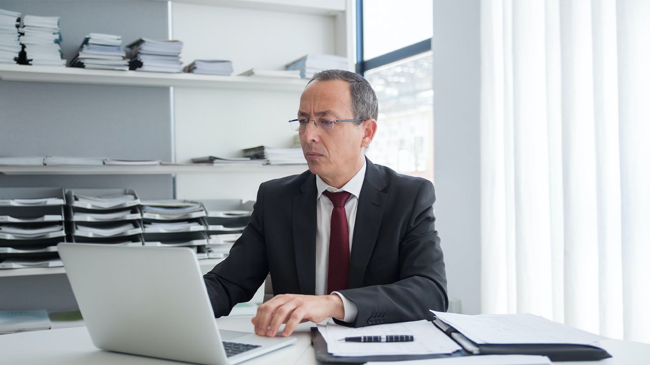 Un homme utilisant un ordinateur portable