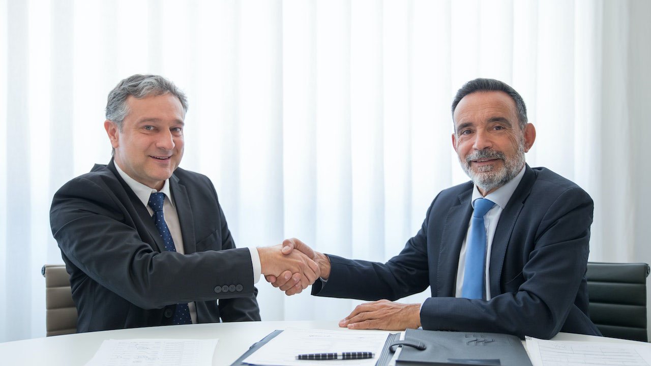 Deux hommes d'affaires viennent de signer un partenariat
